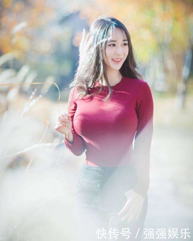街拍:丰满的女神穿搭紧身上衣,没有男人不喜欢这样的女人味