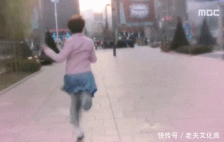 搞笑gif: 女孩子家能不能跑得优雅一点!