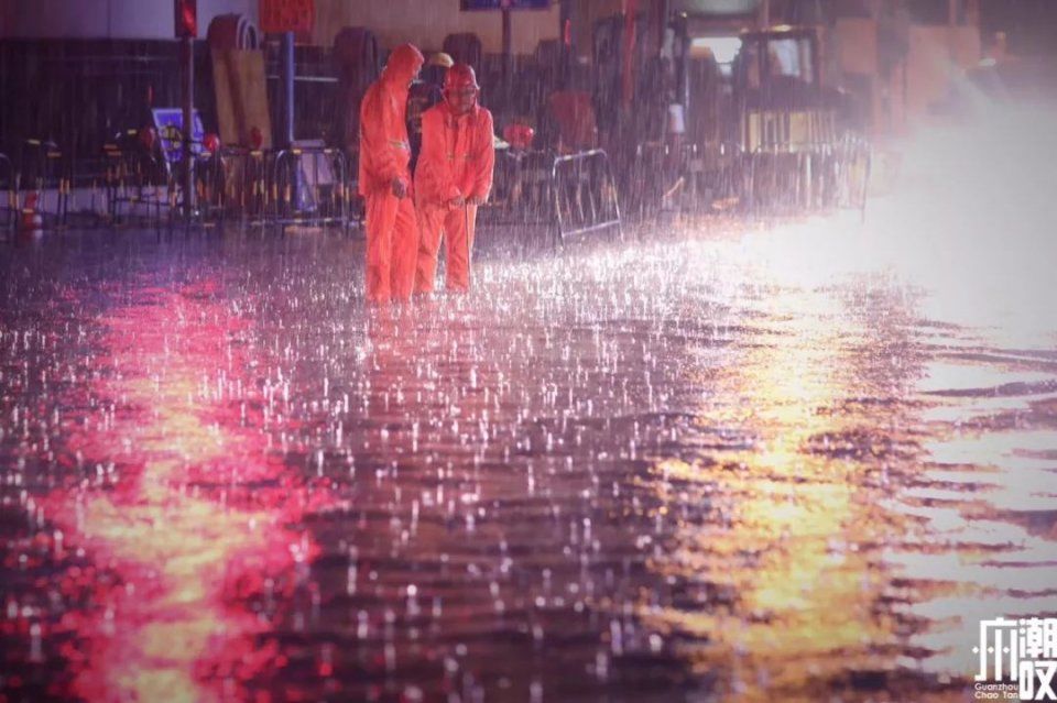 是,这仅仅是他们的本职工作,凌晨两点的广州暴雨淋雨在街头打开一个个