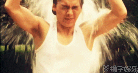 李易峰↑ 峰峰这是冰桶挑战的时候吗?肌肉也是好到爆!