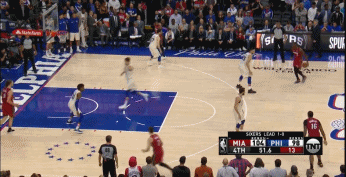 韦德中投杀死比赛 76人将差距缩小到6分后,连续投篮不中,而且还出现了