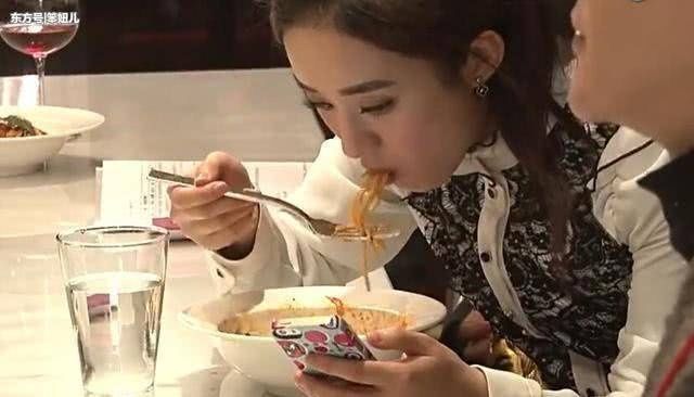 明星片场吃饭照曝光:吴京霸气,赵丽颖接地气,刘德华活该红一辈子!