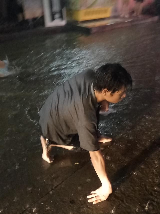 走进雨中的广州城中村,鹭江小伙淋雨自暴自弃!