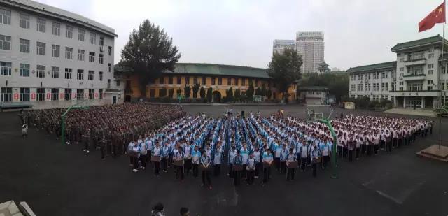 9月4日,哈三中2018届高三动员大会在南岗校区举行,参加动员活动的领导