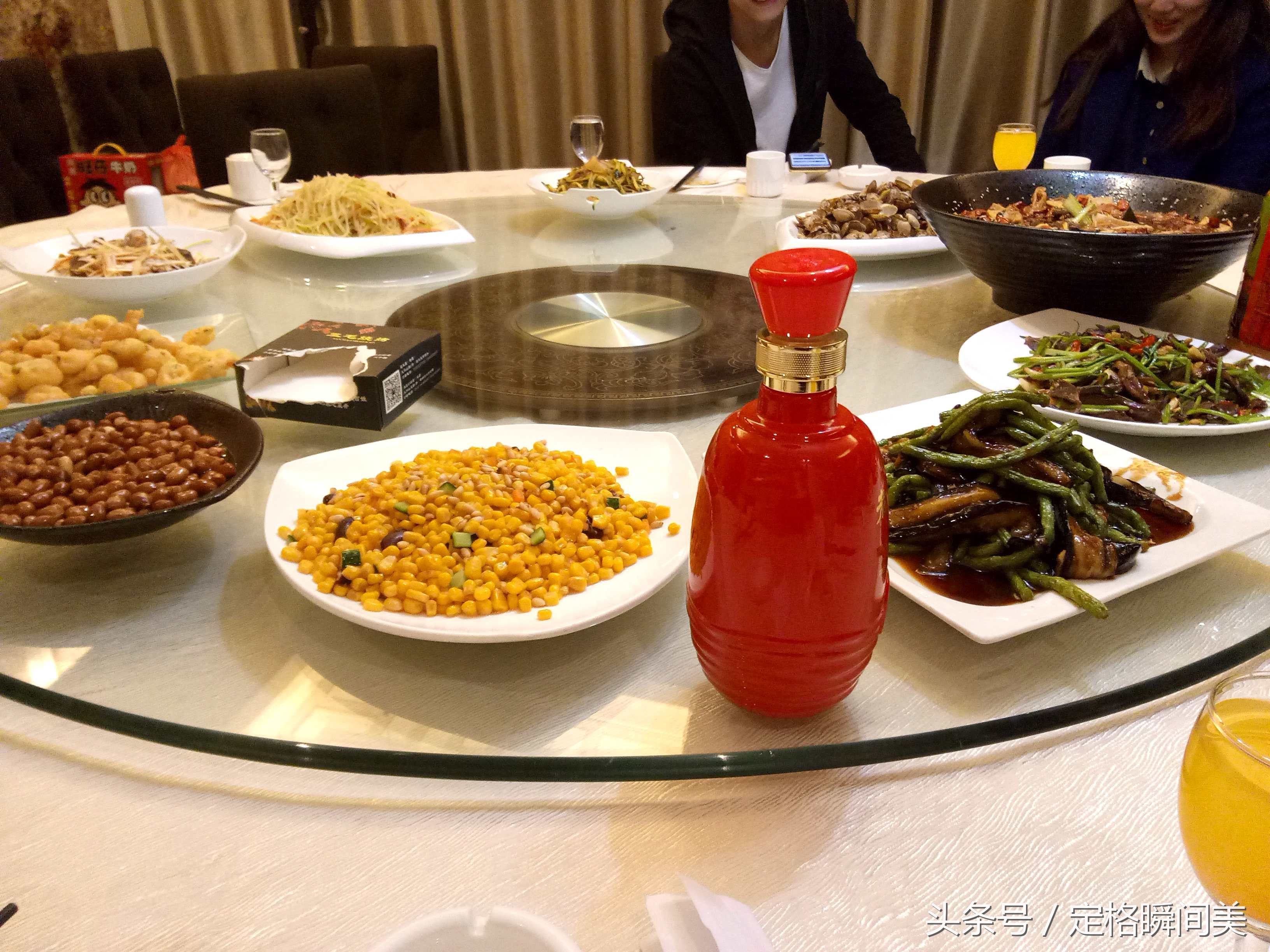 弟弟初次带女友见家人 在农家乐吃饭 这一桌菜花了577元 白酒自带