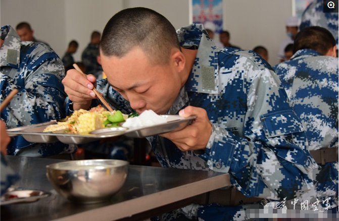 实拍:空军部队的伙食,解放军最好的标准配餐!