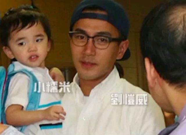 近段时间,因为小糯米要上幼儿园了,所以刘恺威抱着小糯米的照片也被
