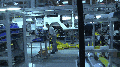 难得一见的工厂内部:车身与底盘最终结合.