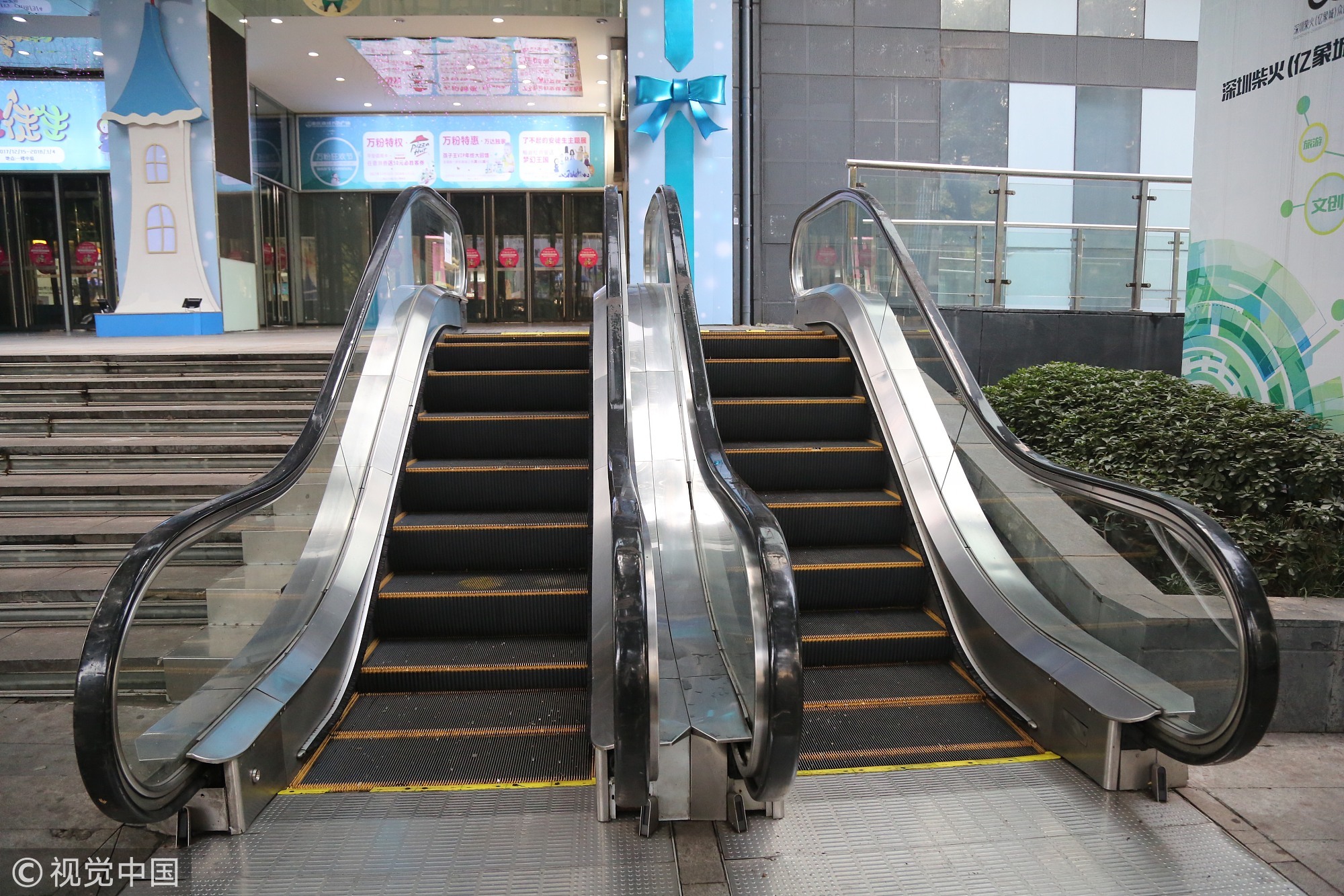 重庆惊现"最迷你电梯":只有八步梯坎 但无人使用