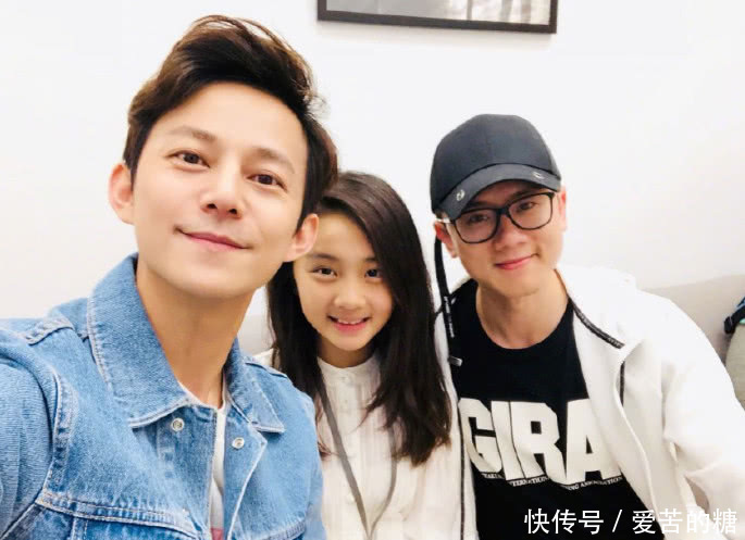 何炅晒多多和张杰合影,终于知道黄磊为何担心女儿早恋
