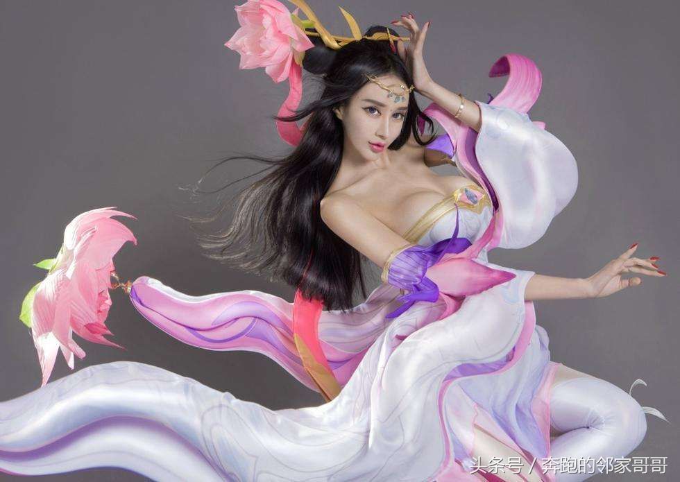 游戏中的女性角色,真人版cosplay,和原角色特别相像