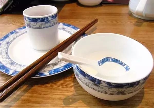 韶关人吃饭习惯"开水烫碗"杀菌,专家说了:这是自欺欺人!