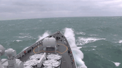 浪高达4米 海军驱逐舰编队展开海上实战练兵