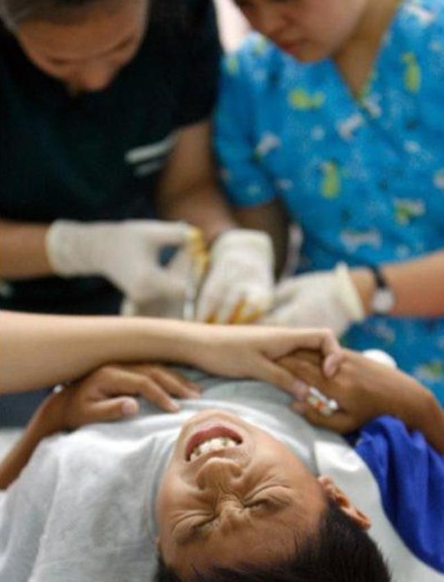 扎伊尔利斯族人的成人礼比较轻松,只为接受成人礼的男孩理发.