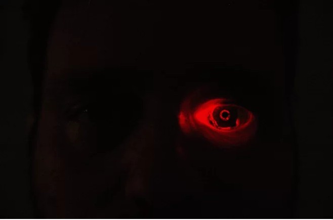 发光眼:在黑暗中,当摄像头启动时,斯彭思的电子眼会发出红光.