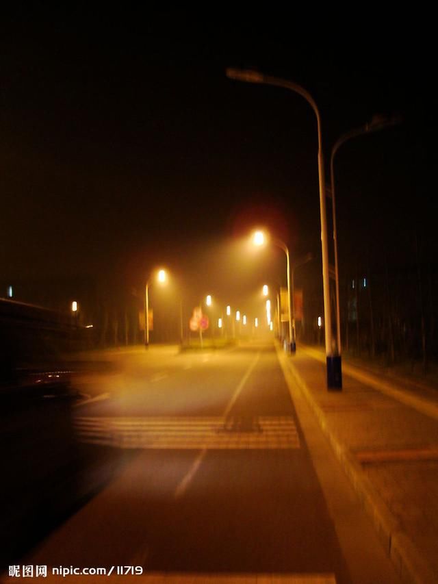路灯:像一束没有灵魂的光,孤独地照亮夜晚的路.