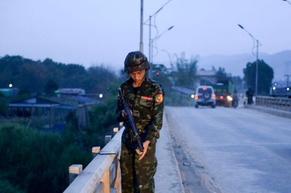 5月12日,一名民兵在缅甸木姐的一座桥上执勤.(法新社)