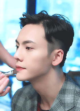 跟易烊千玺玩,翻鹿晗的衣服,摸张艺兴的脸,这个职业太