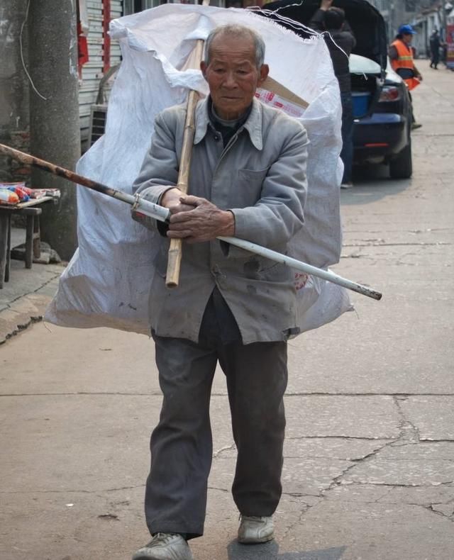 捡破烂老人,三轮车被交警没收6个月,还能要回来吗?