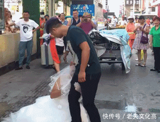 搞笑gif: 送给女朋友的生日礼物! 她百分百喜欢