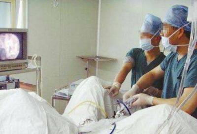 女子生完孩子肚子痛了五年,去医院动手术取出的东西让