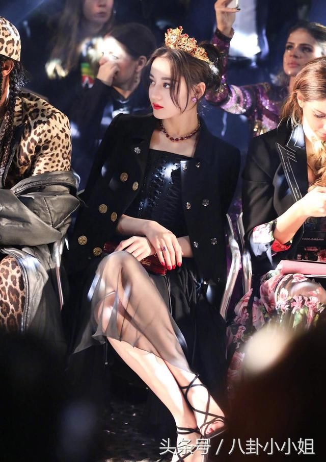 迪丽热巴 优雅的坐姿时尚霸气,黑色的披肩加上金色的扣子非常贵气