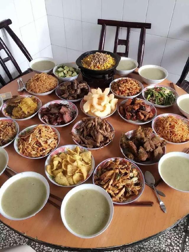中秋节提前回老家,亲戚轮流请吃饭,这伙食水平,你们觉得咋样