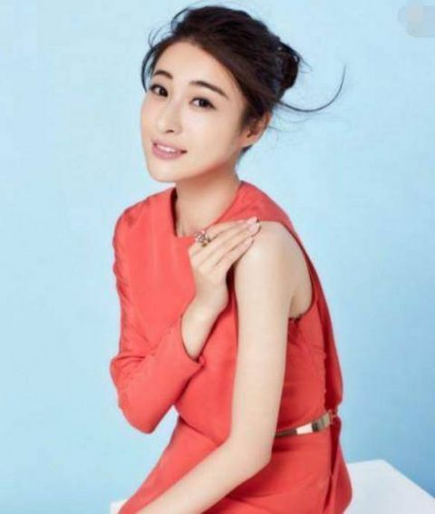 她就是林夏薇,主演的警匪剧《天眼》和时装青春剧《冲线》播出 ,分别