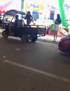 山上庙里有尊雕刻精美的佛像,前来拜佛的人络绎不绝.