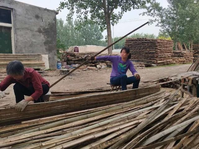 看这位大妈正在上铁钉,干活时必须得戴手套,因为竹片上有很多的刺