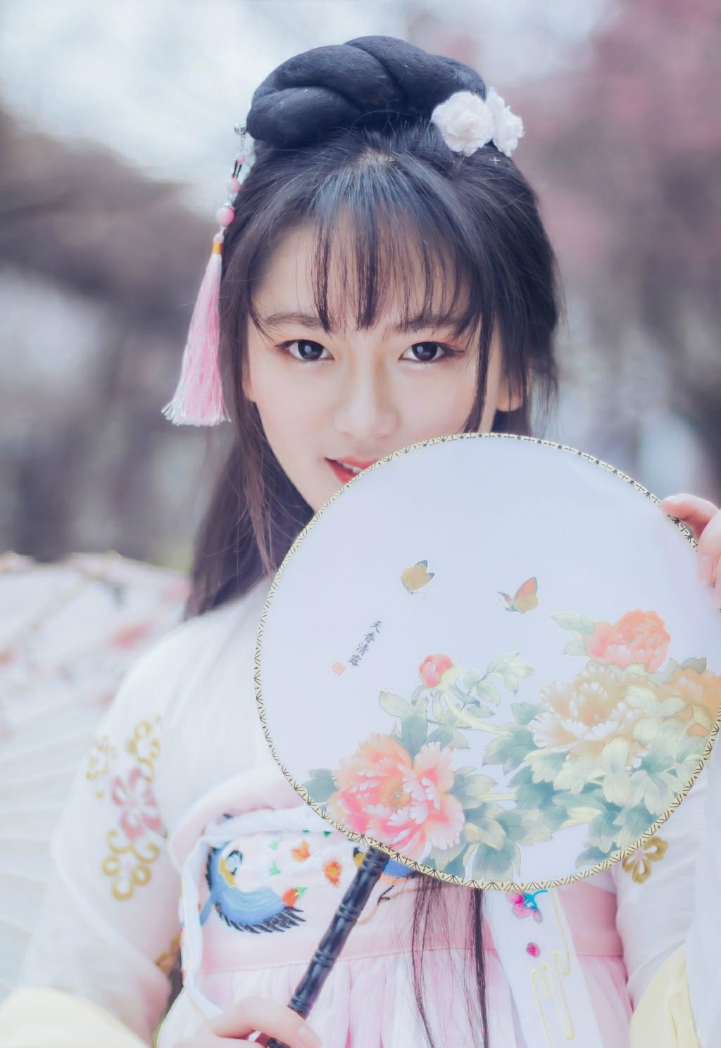 古典风五官漂亮的刘海古装清纯美女高清图片温馨阳光甜美动人