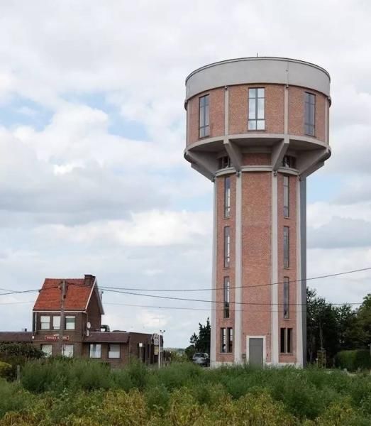 几年前买下一栋废弃的水塔 将其改造后做为自己的私人别墅 房子外形
