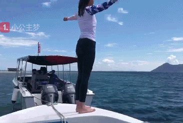 搞笑gif图:这个伴娘不好惹,伴郎直接叫苦不迭!