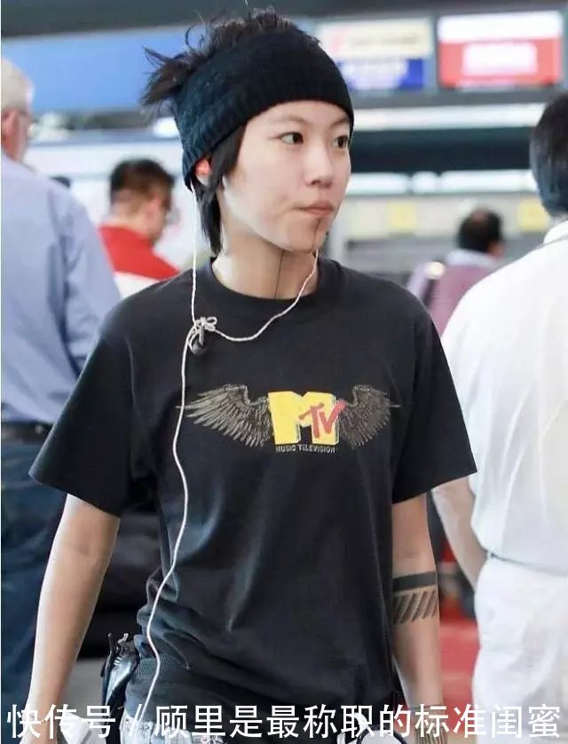真服了窦靖童!头发湿湿鞋子脏脏像个流浪汉,真是比王菲还要狂!