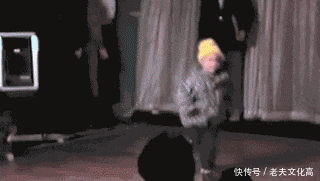 搞笑gif: 妹子击掌就击掌, 你干嘛打我脸?-北京时间