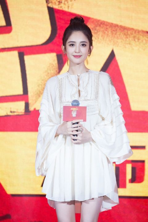 古力娜扎少女气息十足,这件刺绣复古感牛仔外套一般人