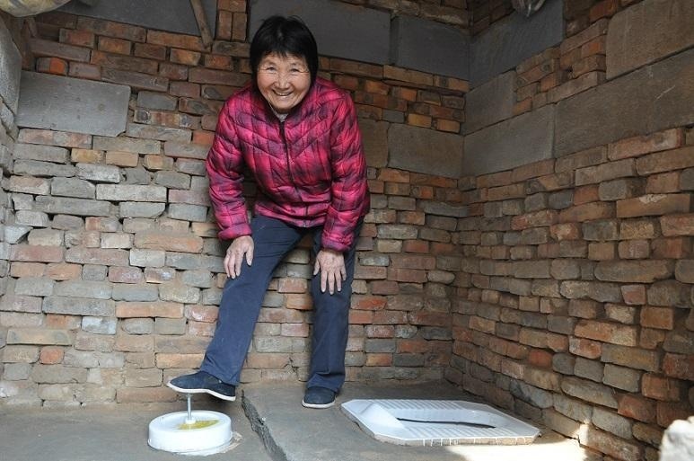 农村厕所多在室外,保温效果十分差,冬季气温较低的情况下十分容易冻