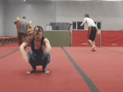 搞笑gif动图——吃鸡外挂:无限手套之响指