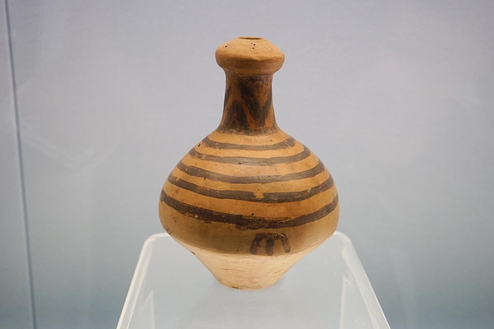 公元前4800年左右 浙江省余姚县河姆渡出土 仰韶文化彩陶垂幛纹