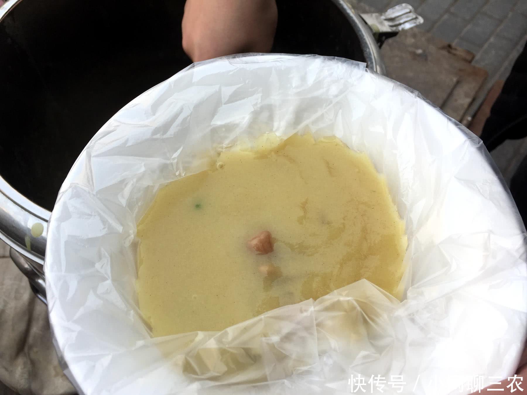 很多人担心在外面就餐时,商家的碗筷洗不干净,干脆直接把一个塑料袋套