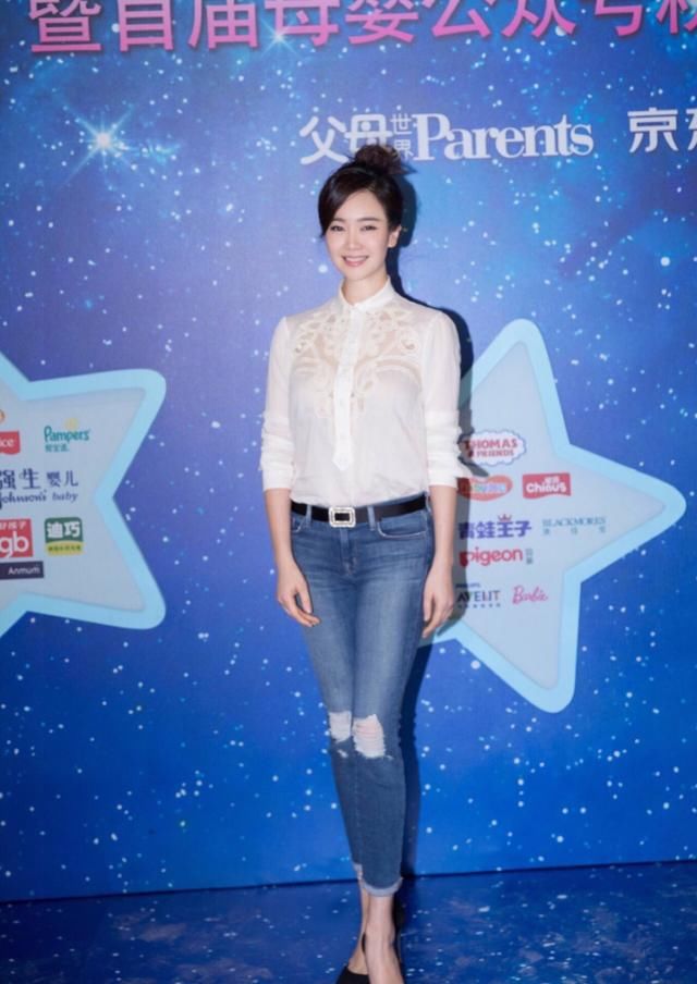 左小青这么简单的单品你都能起范儿,气场也忒足了