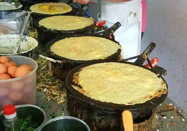 鸡蛋饼在沈阳实在太多了,可是见过哪家要预备8个烙饼的锅!