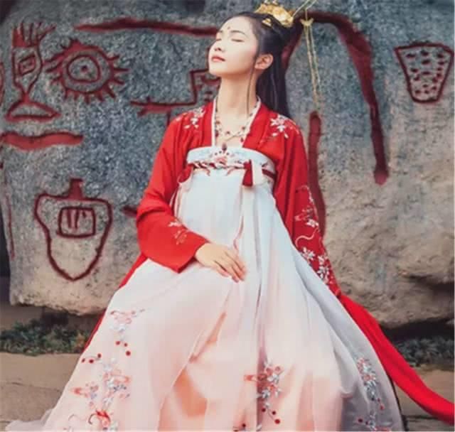 12星座代表的汉服,我喜欢双鱼座的,好梦幻,你喜欢哪款