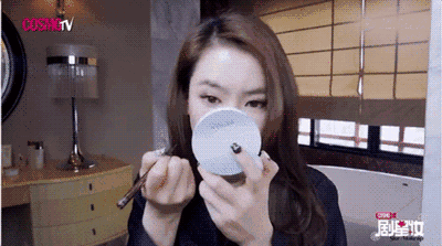 戚薇也曾分享过自己的化妆视频,素颜也是超美的.