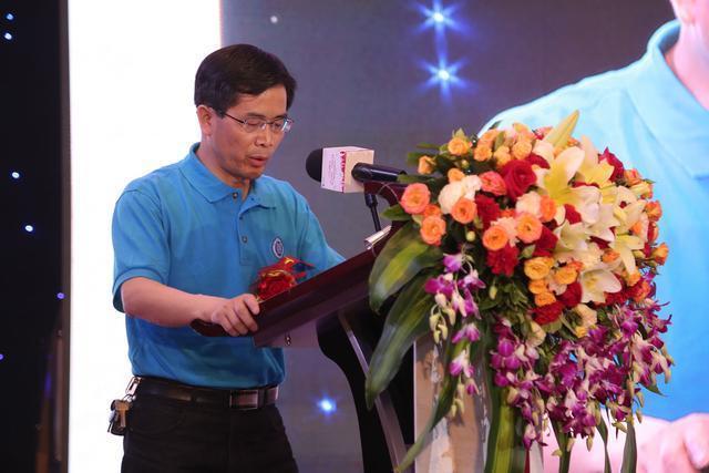 钟明老师 校友代表发言 付建春校友(81级校友,岳阳)带头发言