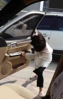 ▼ 这车门怕是有自己的想法吧?