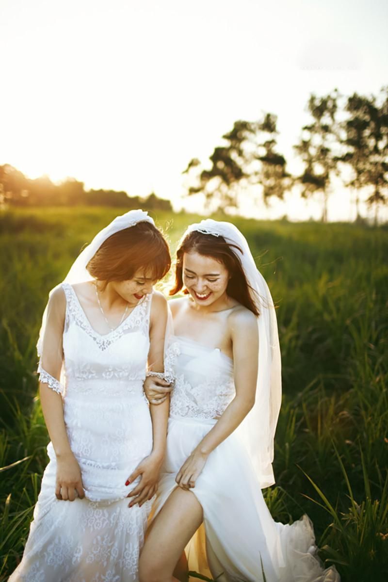"单身姐妹"婚纱照在越南流行,没男主角参与的回忆简单