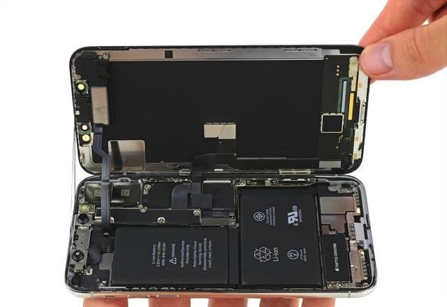 更令人震撼的是,iphonex内部,居然看不到一根可以裸露的排线,都是镶嵌
