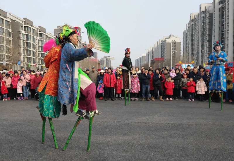 探秘北京最地道民间花会 高跷碰到柏油路有点水土不服