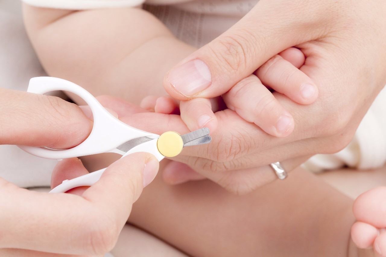 乱给新生儿剪指甲的后果很严重,90%的新妈妈都会剪错!